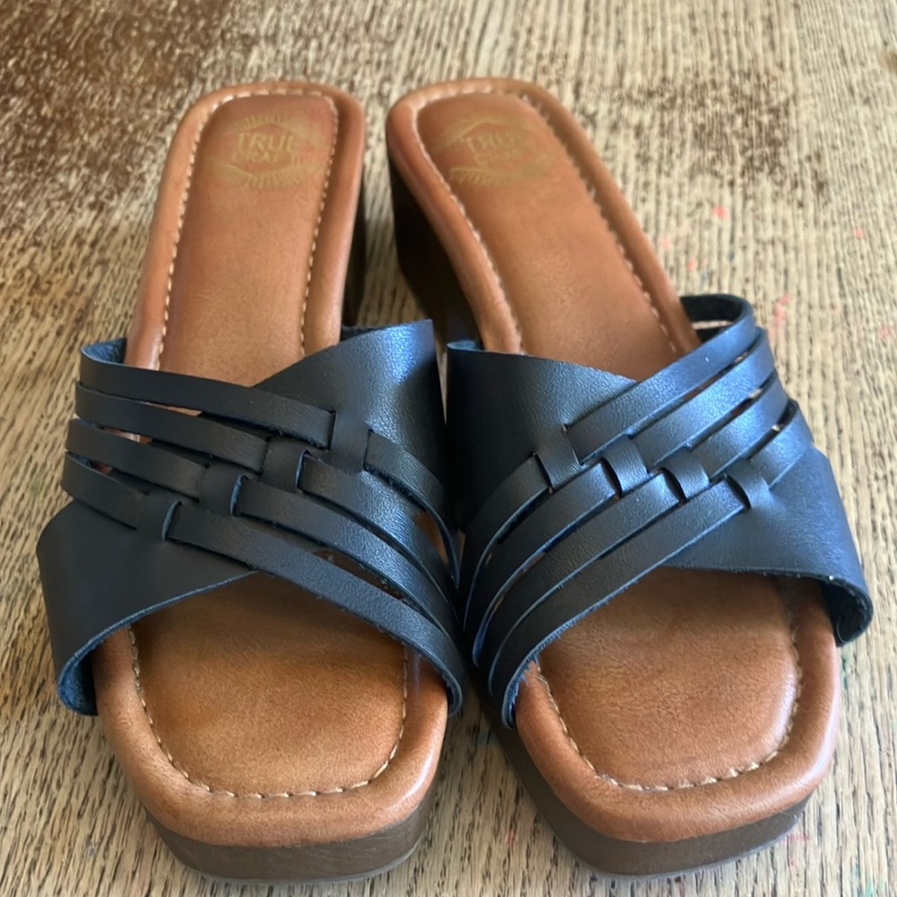 True Craft Black Leather Vegan Sandals low block heel size women’s 8